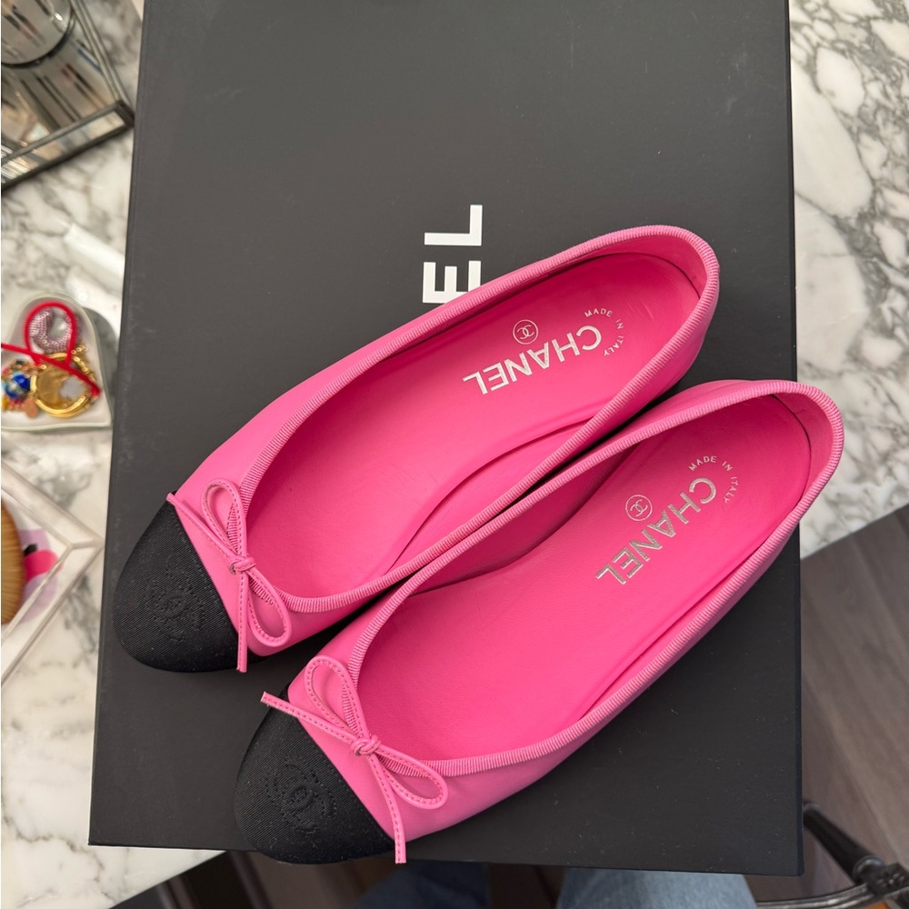 Chanel hoy pink/black Chanel falts.